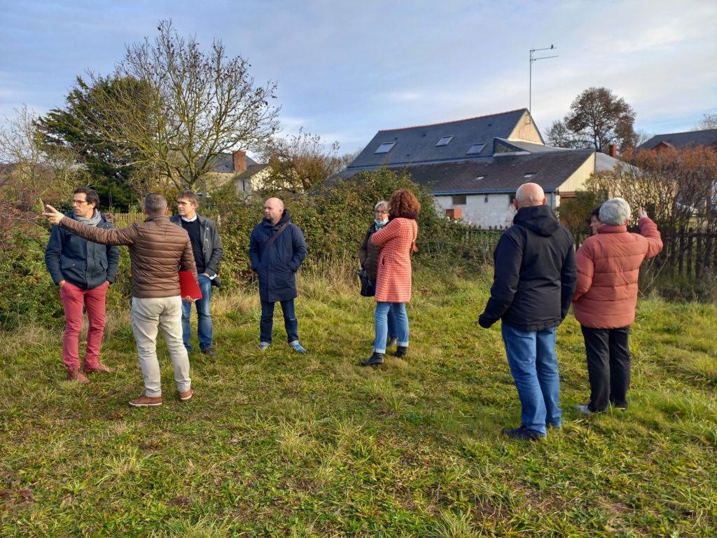 Des élus, agents et partenaires échangent sur le terrain